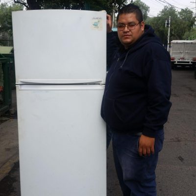 El papá de Héctor recibiendo un refrigerador